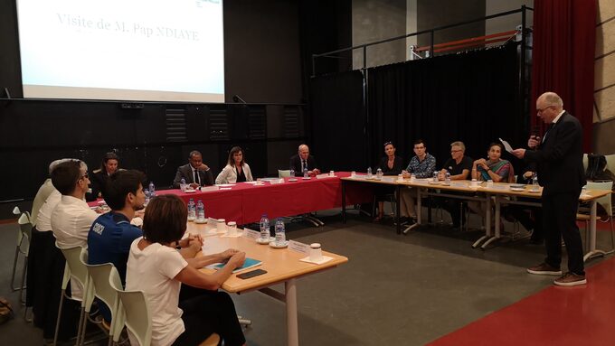 Table ronde dans l’amphithéâtre du collège